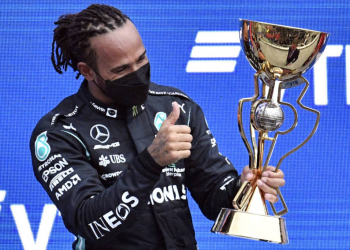 Hamilton comemora sua 100ª vitória em corridas pela Fórmula 1 no GP da Rússia