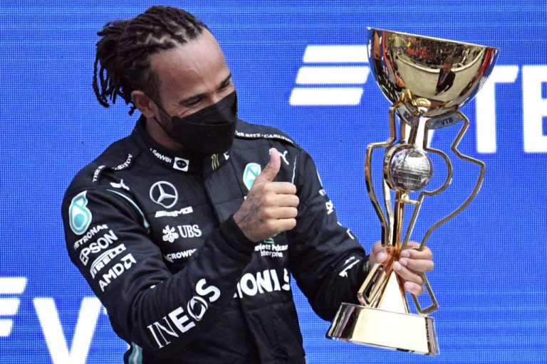 Hamilton comemora sua 100ª vitória em corridas pela Fórmula 1 no GP da Rússia