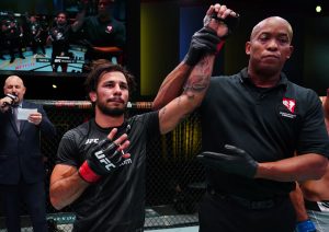 Alexandre Pantoja pede disputa de cinturão contra Brandon Moreno após vitória no UFC Vegas 34: "Chegou a minha vez"