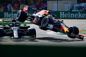 Max Verstappen é punido por batida com Hamilton no GP da Itália