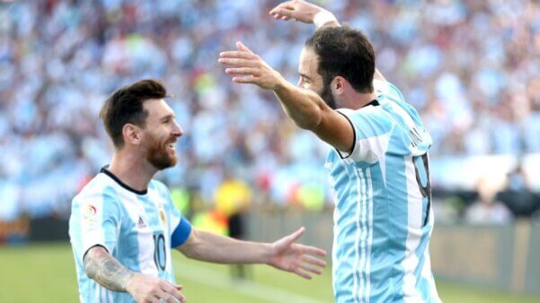 Lionel Messi e Gonzalo Higuaín em ação pela a Argentina