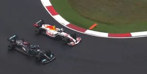 Hoje não! Hamilton tenta ultrapassar Perez, mas piloto mexicano evita a ultrapassagem