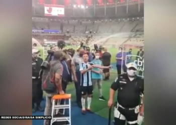 Torcedores xingam Rafinha no fim do jogo, que responde exibindo tatuagens com as conquistas pelo Flamengo