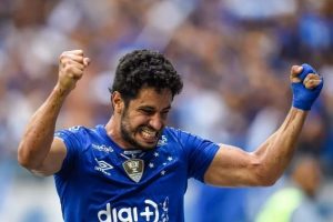 Léo é oferecido ao Vasco, que avalia ex-zagueiro do Cruzeiro; entenda a situação