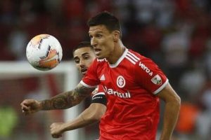 “Homem de confiança” de Coudet no Internacional renova contrato com clube uruguaio até o fim de 2022