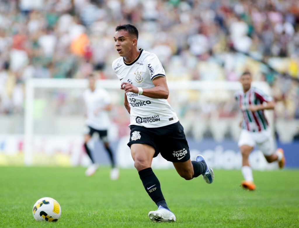 Corinthians se aproxima de acerto para compra do atacante Giovane