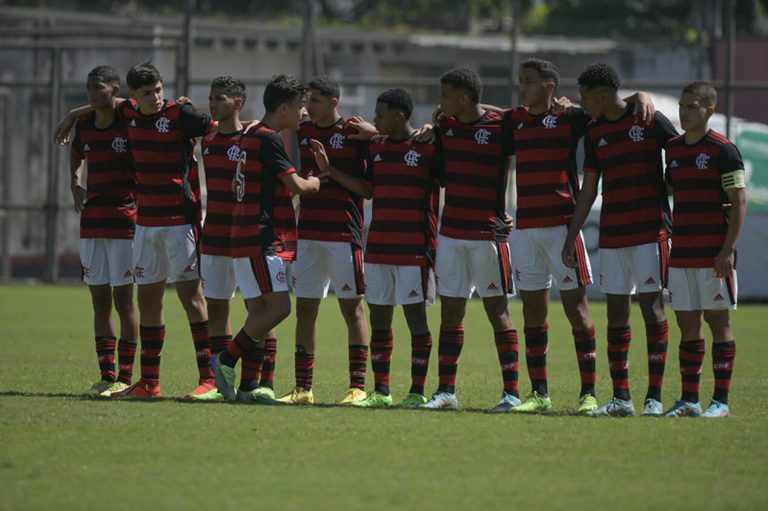 Flamengo acerta a contratação de três jogadores para a base