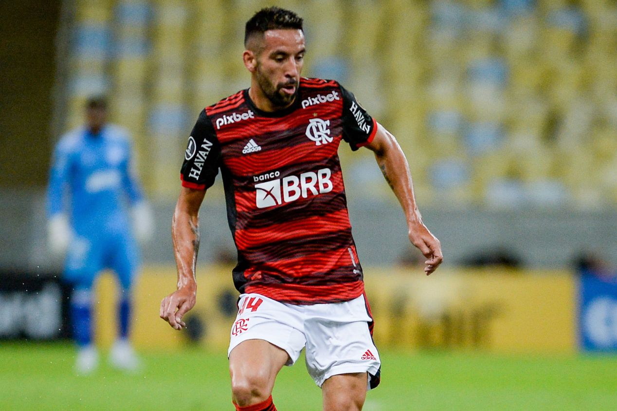 Flamengo anuncia contratação de Maurício Isla