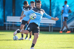 Foto de Suárez em treino do Grêmio para ilustrar o atacante uruguaio do Imortal que é alvo de rumores de saída para o Inter Miami e vê especulações aumentarem após o time da MLS fazer importante anúncio