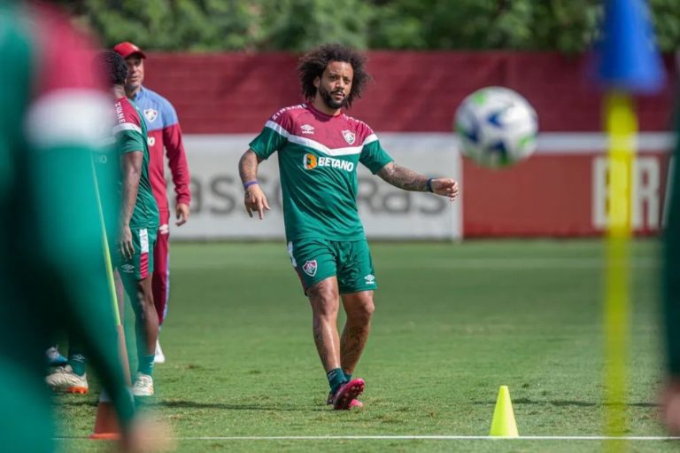 Marcelo treina normalmente e deve jogar o clássico contra o Flamengo