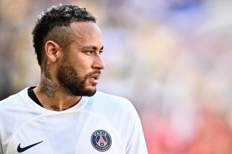 Pai de Neymar nega que filho tenha pedido para deixar PSG e chama jornal de "L'Efake"